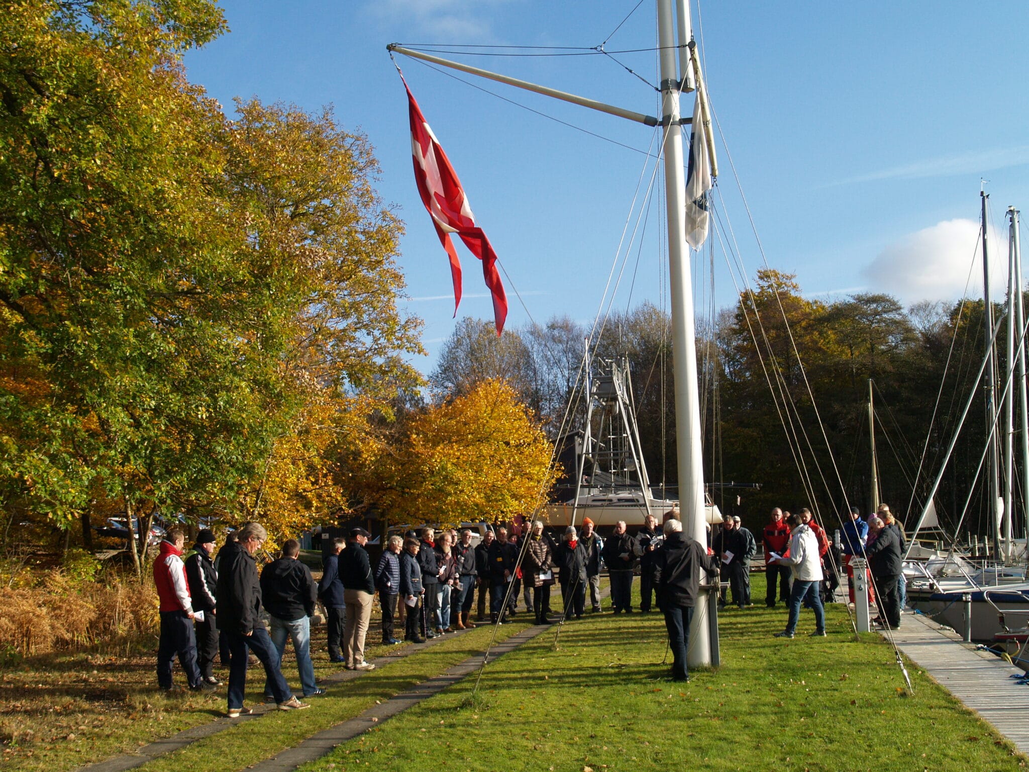 Sæsonen er i gang og traditionen tro inviterer Silkeborg Sejlklub til standerhejsning.